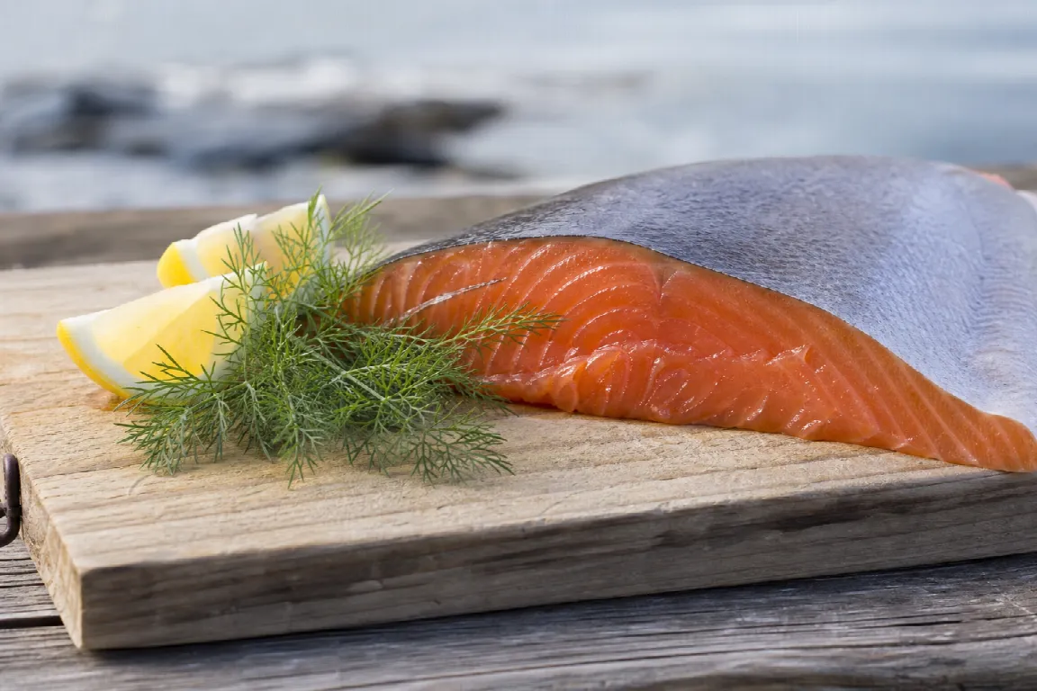 Tunt skivad kallrökt lax upplagd på ett fat
