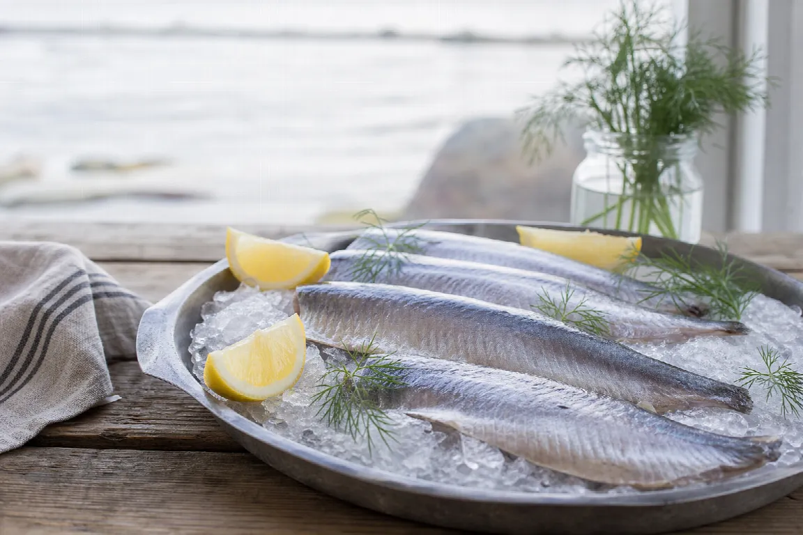 Sillbricka med inlagd sill, senapssill och rödlök