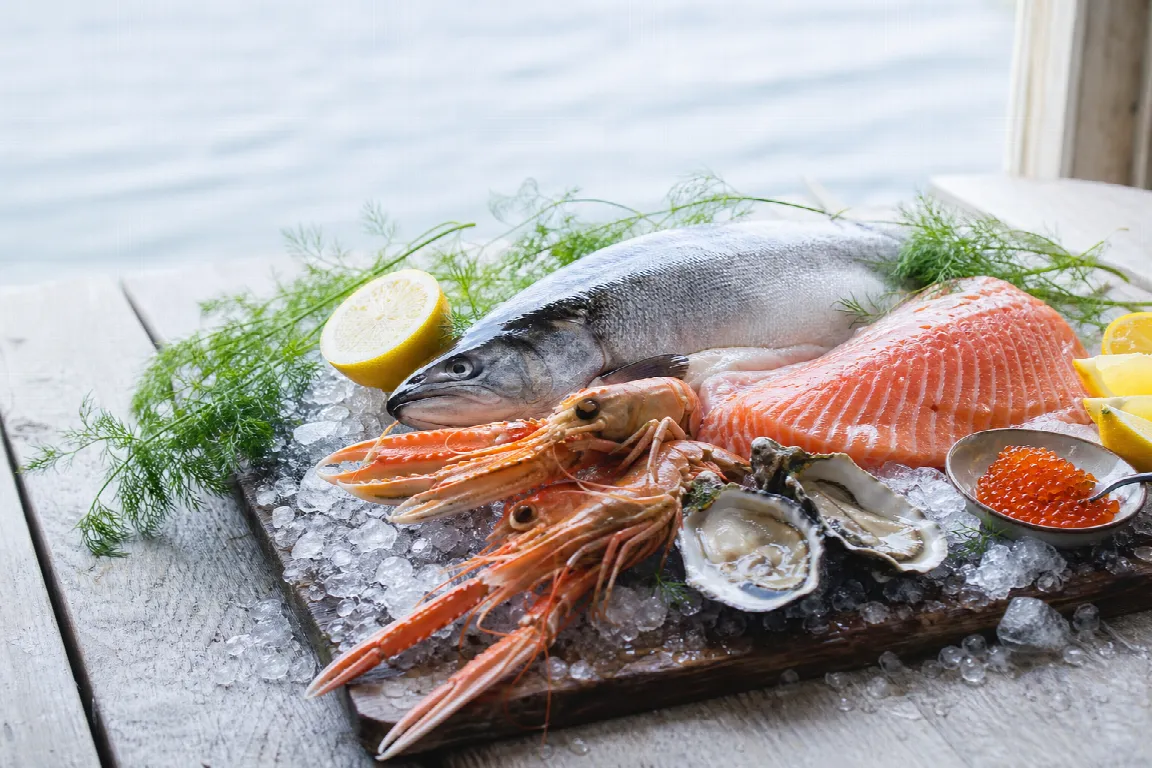 Uppdukat fat med rökt lax, löjrom och inlagd sill